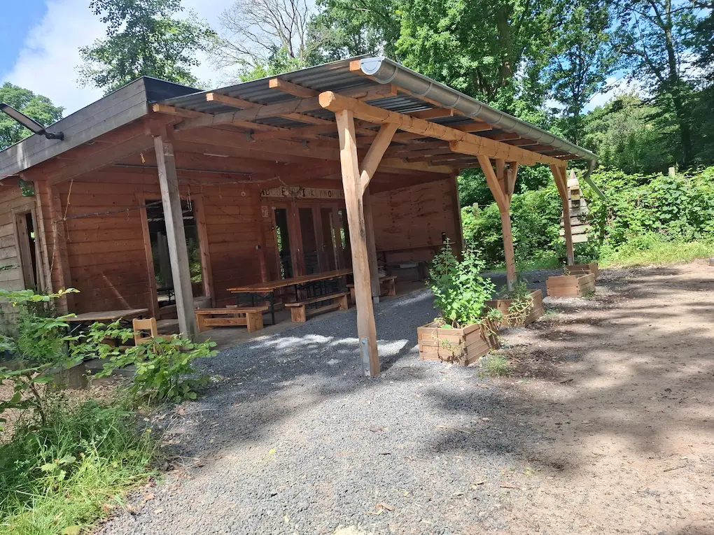 Holzhütte am Waldrand des DRK Kindergartens Wassenberg als geschützter Rückzugsort für Kinder