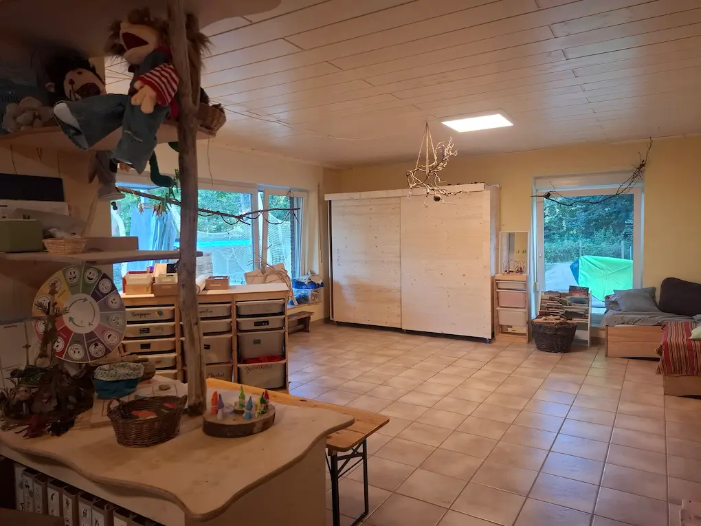 Schutzraum im Haus des DRK Kindergartens Wassenberg für Geborgenheit und kreative Arbeit mit Naturmaterialien