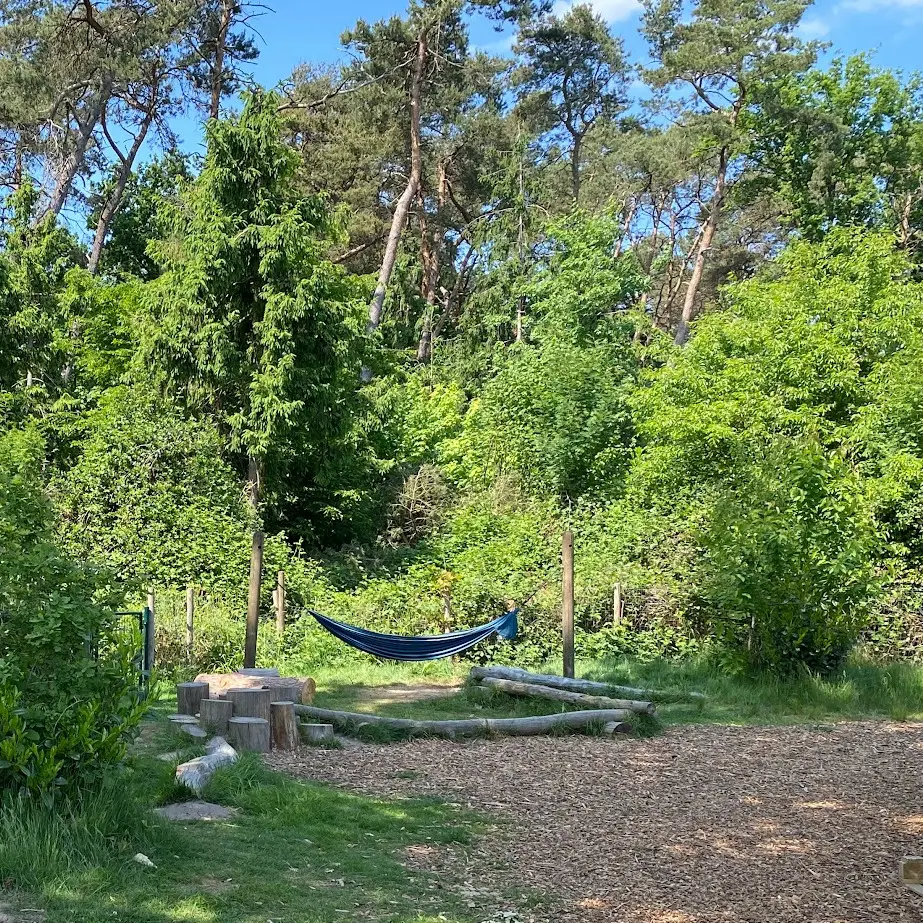 Hängematten und ruhige Ecken im Entspannungsbereich des DRK Kindergartens Wegberg