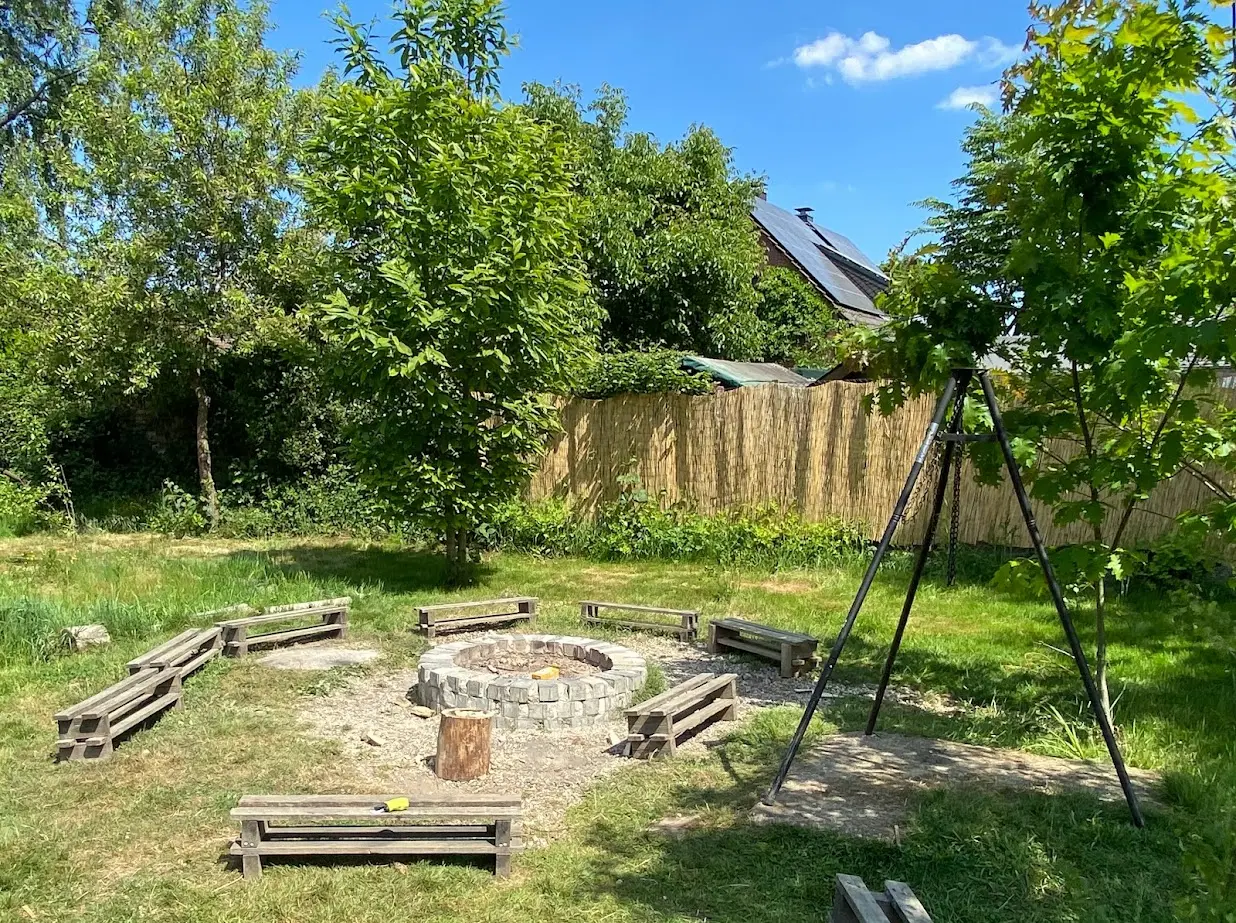 Feuerstelle im Außengelände des DRK Kindergartens Wegberg für Stockbrot und Geschichten