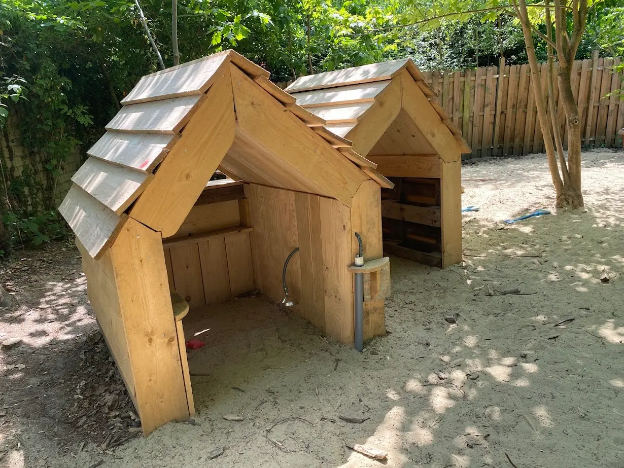 Aus alten Paletten gebautes Spiel- und Rollendorf im DRK Kindergarten Wegberg